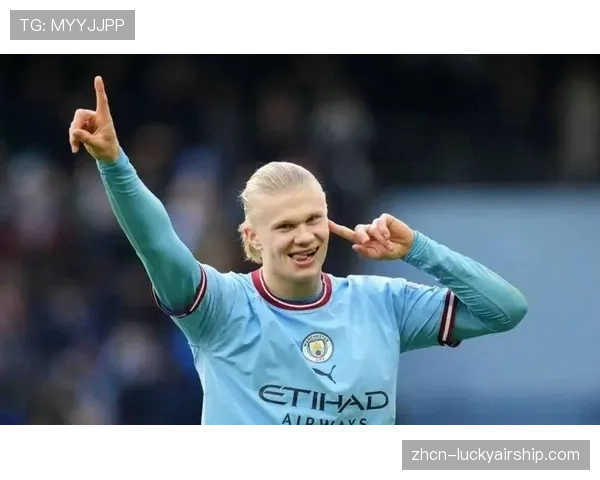 终场哨响，哈兰德独自坐在草坪，神情失落